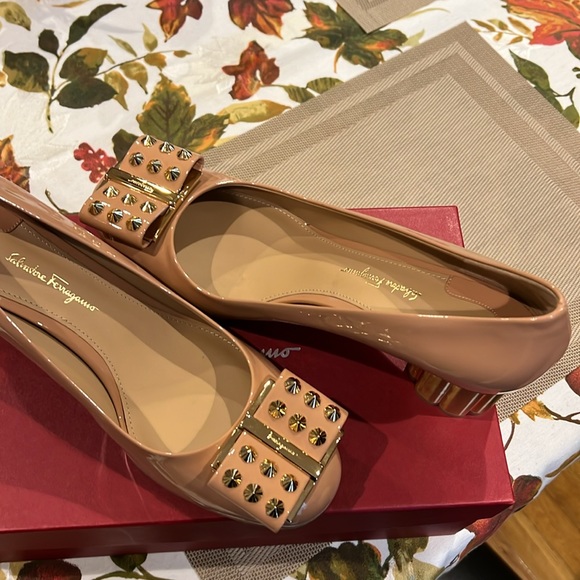 Salvatore Ferragamo Capua 55 round toe gold heel with gold studs on bow - Picture 4 of 10